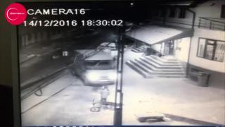 Băiețel de opt ani din Dâmbovița, atacat de un câine lup, lăsat liber de stăpân (VIDEO cameră supraveghere)
