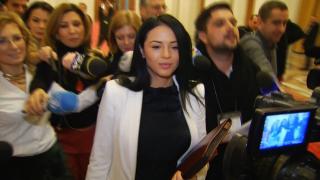 Sexy PSD-ista Corina Bogaciu, cel mai asaltat deputat din Parlament. Prima declaraţie oficială: Nu comentez! (VIDEO)