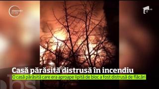 O casă părăsită cu trei etaje din Capitală, mistuită de un incendiu