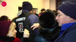 S-au călcat în picioare pentru Revelion: busculadă cu zeci de pensionari în Galaţi, pentru bilete la petrecerea de sfârşit de an (VIDEO)