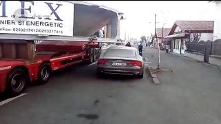 VIDEO Un rotor uriaș a fost transportat prin oraș la o oră cu trafic aglomerat