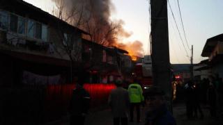 VIDEO&FOTO Incendiu violent la Tg. Jiu. Trei maşini de pompieri, la faţa locului