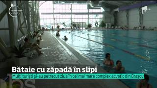 Turiștii de la munte s-au bătut cu bulgări de zăpadă la piscină