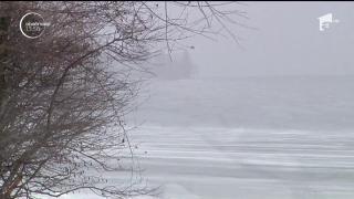 10 pescari au avut nevoie de ajutor după ce gheața pe care stătateau s-a rupt