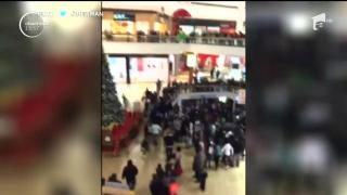 Sute de oameni s-au bătut pe produsele la preț redus apărute după sărbători