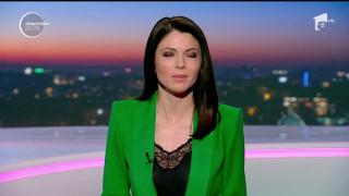 O domnişoară fără inhibiţii demonstrează că gătitul poate fi sexy. Găteşte îmbrăcată doar în şorţ