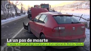 Un buştean căzut dintr-un camion era să provoace o tragedie în Bistriţa
