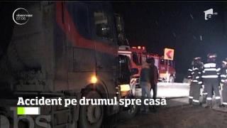 Un microbuz s-a ciocnit frontal cu o cisternă. Doi oameni au ajuns în stare critică la spital