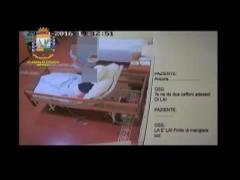 IMAGINI REVOLTĂTOARE! O infirmieră româncă, filmată în timp ce loveşte şi înjură bătrânii, într-un azil din Italia: "Mori odată, aruncă-te pe geam!" (VIDEO ŞOCANT)