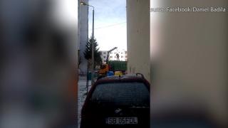 VIRAL: Nu, nu e un trup spânzurat, ci e cel mai inventiv gunoier din România! Priviţi-l la lucru (VIDEO)