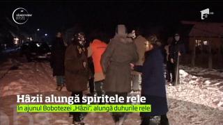 Hazii din Bistriţa-Năsăud se costumează ca de Haloween pentru a alunga spiritele rele, în ajun de Bobotează