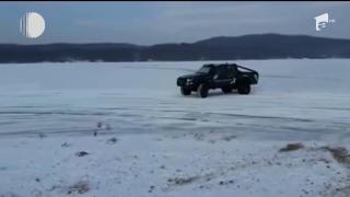 Un campion de motocros a făcut derapaje pe lacul Surduc (VIDEO)