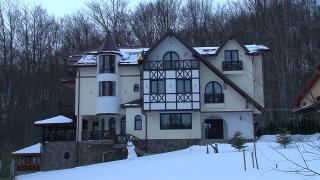 VIDEO: Aşa arată vila lui Sebastian Ghiţă de la Cheia, unde fostul deputat s-ar fi întâlnit cu Florian Coldea