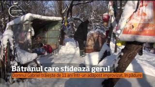 "Omul Pădurii" trăiește de 11 ani într-un adăpost improvizat, în codru