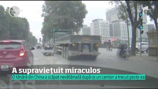 O tânără a scăpat fără nicio zgârietură după ce un camion a trecut peste ea!