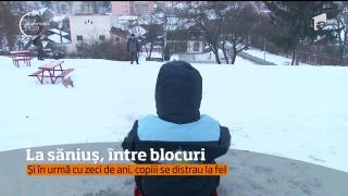 Pârtie de săniuş improvizată între blocuri
