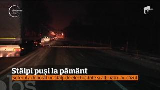 Un bărbat a pierdut controlul mașinii și  a intrat într-un stâlp