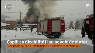 Situaţie disperată la Brădet: Copiii cu dizabilităţi au rămas fără nimic, după ce un foc a distrus clădirea în care stăteau (VIDEO)