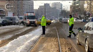 Cea mai scumpă parcare: Șoferul care şi-a lăsat maşina într-o stație de autobuz din Capitală, amendat cu 500 de lei (VIDEO)
