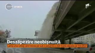 Dorel la deszăpezire: Trecători bombardaţi cu zăpadă de un utilaj care curăţa o pasarela (VIDEO)