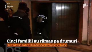 Rămaşi pe drumuri, în mijlocul iernii! Cinci familii nu mai au adăpost, după ce clădirea în care locuiau a fost mistuită de flăcări (VIDEO)