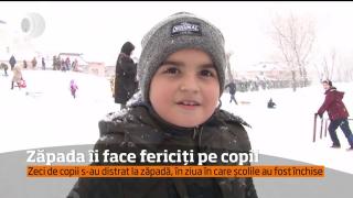 Zăpada a închis şcolile, însă a deschis pârtiile! Troienele ce dau de cap adulţilor, bucuria nespusă a copiilor