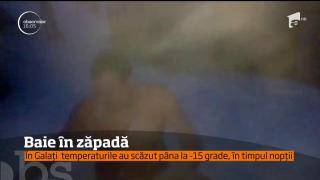 Un bărbat din Galaţi s-a dezbrăcat și a făcut baie în zăpadă, la -10 grade Celsius!