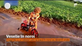 Imaginile cu un băiețel care se joacă în noroi au devenit virale