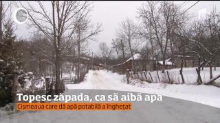 Topesc zăpada ca să facă rost de apă! Localnicii din satul Cucuteni din Dâmbovița sunt nevoiţi să plătească apa potabilă adusă cu căruţa