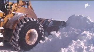 Stau cu morţii în casă pentru că cimitirul este încă acoperit de nămeţi! În judeţul Constanța, încă mai sunt localități izolate