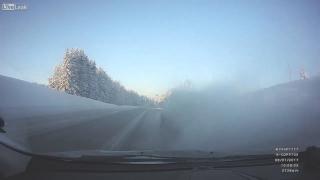 ACCIDENT SPECTACULOS: acolo unde este fum… Ce a pățit un șofer inconștient (VIDEO)