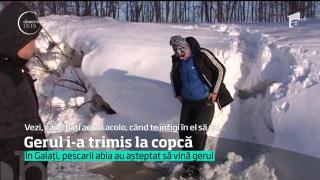 VIDEO: Pasiune la MINUS 15 GRADE. Galaţenii amatori de pescuit la copcă au luat cu asalt o baltă din oraş