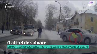 VIDEO DE INFARCT pentru părinții responsabili: un copil lăsat nesupravegheat a fost salvat din stradă de un șofer