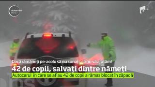 42 de copii, salvaţi dintre nămeţi! Autocarul care trebuia să-i ducă la o cabană a rămas înzăpezit