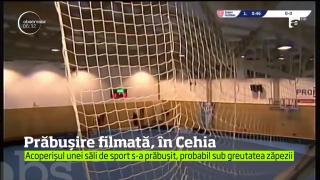Emoţii peste măsură pe teren! Acoperişul unei săli de sport s-a prăbuşit chiar pe timpul unui meci! (VIDEO)