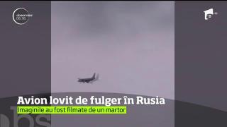 Avion lovit de fulger, în Rusia! Descărcarea electrică pare că trece pur şi simplu prin aeronavă (VIDEO)