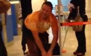 PROFESORUL RIDICOLILOR: un pasager se străduie prea mult ca să arate că bagajul său de mână nu e voluminos. Iar rezultatele sunt hilare (VIDEO)