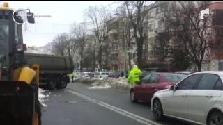 Deszăpezire cu haos la Constanța, unde utilajele care ridicau zăpadă au blocat traficul (VIDEO)