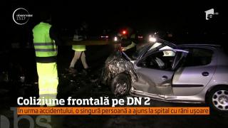 Poleiul provoacă accidente grave! Un tânăr a pierdut controlul volanului pe un pod şi s-a ciocnit cu maşina de pe contrasens