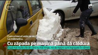 Bucureştenii nu s-au grăbit să-şi scoată maşinile de sub nămeţi, Poliţia taie amenzi