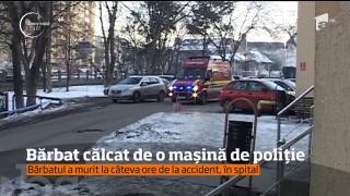 O maşină a poliției locale a trecut peste un om întins în mijlocul drumului, posiibil ca victima să fi fost lovită dinainte