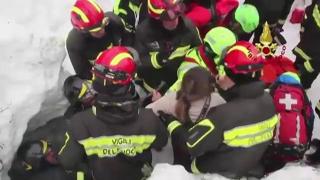 IMAGINI DRAMATICE în Italia: Momentul în care românca şi fiul ei sunt scoşi de sub dărâmături! (VIDEO)