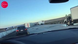 CARAMBOL între COLOŞI! Un TIR răsturnat rade şoseaua câteva sute de metri, alte două se ciocnesc SPECTACULOS (VIDEO)