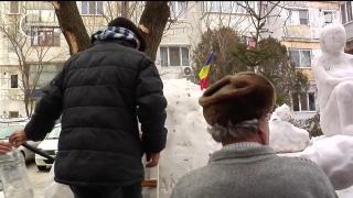 Nea Petru a recidivat. Ce a modelat din zăpadă, după Cuminţenia Pământului şi bustul lui Eminescu