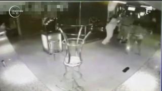 În lenjerie intimă şi având la îndemână doar scaune, mai multe românce au atacat nişte bărbaţi într-un club din Spania (VIDEO)