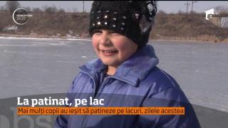 Mai mulț copii au ieșit să patineze pe lacurile înghețate de lângă Deva