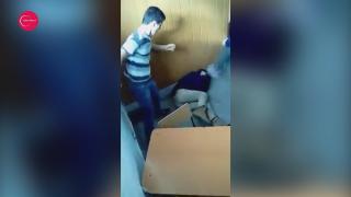 Anchetă la liceul din Lugoj, după ce un elev a fost BĂTUT CU SĂLBĂTICIE în sala de curs. Băiatul a fost lovit cu PUMNII și PICIOARELE în cap, până n-a mai mişcat. IMAGINI ŞOCANTE!