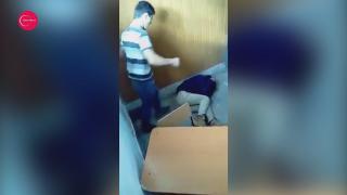 DETALII INCREDIBILE. Elevul de la liceul din Lugoj a fost bătut crunt pentru a datorie de 2 LEI! Unul dintre BĂTĂUŞI are 17 FRAŢI, celălalt e REPETENT (VIDEO)