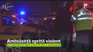 Un taximetrist băut a lovit în plin o ambulanţă pe o stradă din Capitală (VIDEO)