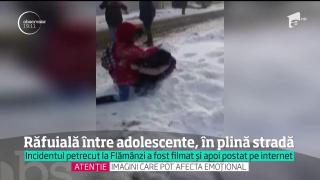 ȘOCANT: Bătaie între eleve de liceu, la Botoșani. Două adolescente și-au schimbat lovituri grele, pe stradă, sub privirile colegilor (VIDEO)